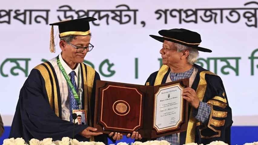 চট্টগ্রাম বিশ্ববিদ্যালয় থেকে ডি লিট ডিগ্রি পেলেন ড. ইউনূস